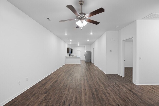 Building Photo - $995 MOVE IN SPECIAL-Spacious 3-Bedroom Ho...