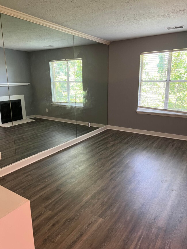 Building Photo - 421 Redding Rd