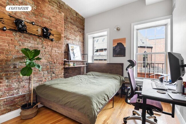 Foto del edificio - 558 Driggs Ave