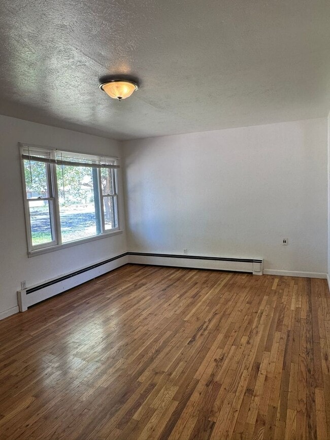 Foto del edificio - 3Bed 1Bath Ground Floor Unit Near Campus!!!!!
