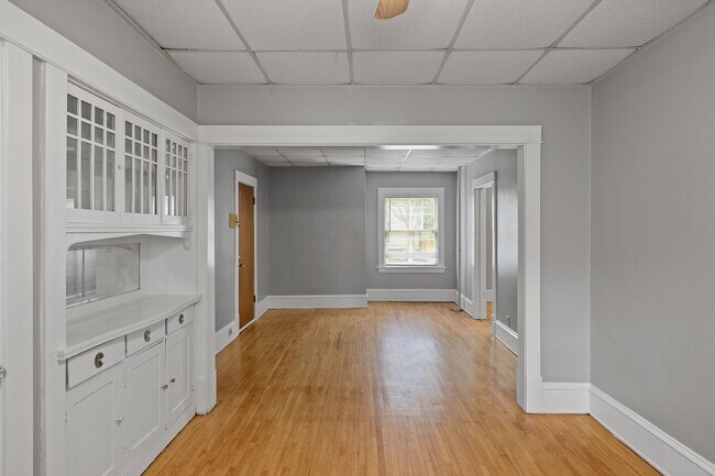 Building Photo - Cute 1 BR Available 9/1 in Longfellow Neig...