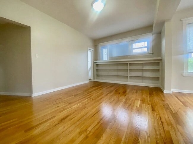 Building Photo - 7505 N Greenview Ave