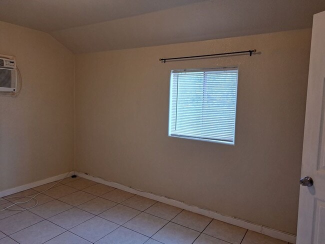 Building Photo - 805 Oildale Dr