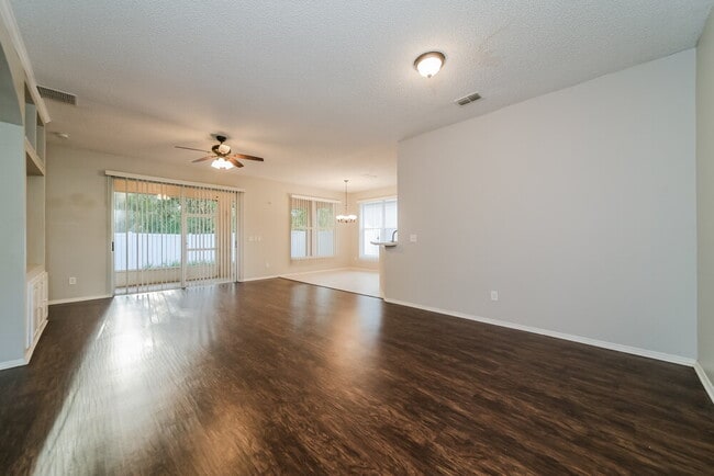 Building Photo - 1136 Cherry Valley Way