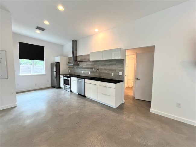 Building Photo - Awesome East Austin Flat