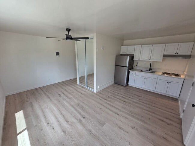 Building Photo - MOVE-IN Special 1 Month FREE Rent! Summer Special!!