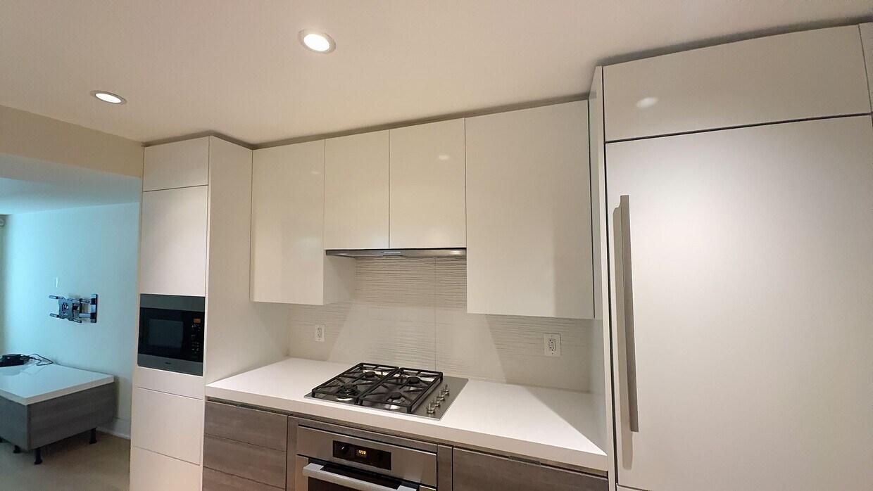 Foto del edificio - Luxurious 2 Bed 2 Bath Garden Level Condo ...