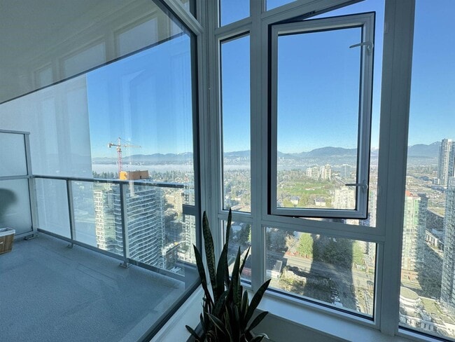 Photo du bâtiment - 13350 Central Ave