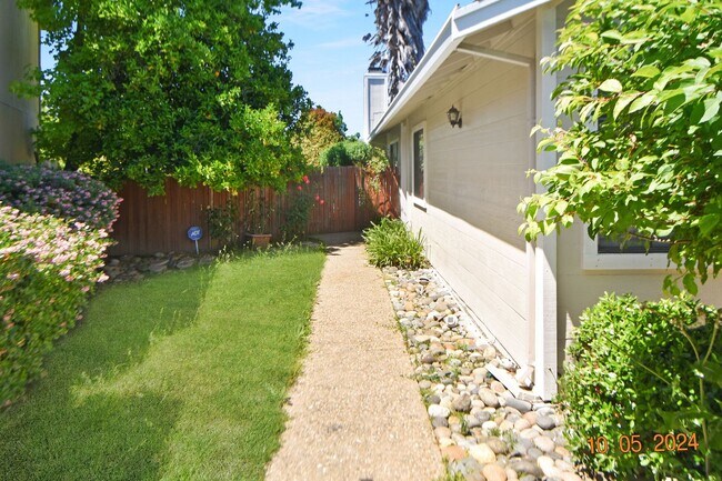 Building Photo - Great neighborhood home in a cul-de-sac!