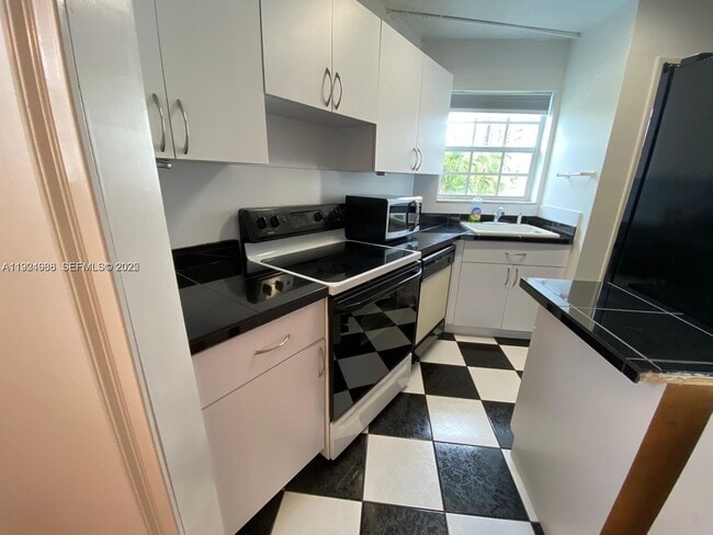 Foto del edificio - 1800 79th Street Causeway