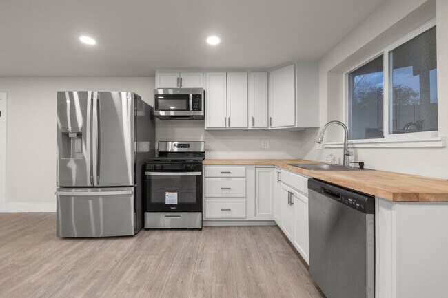 Building Photo - 450 Scenic Dr