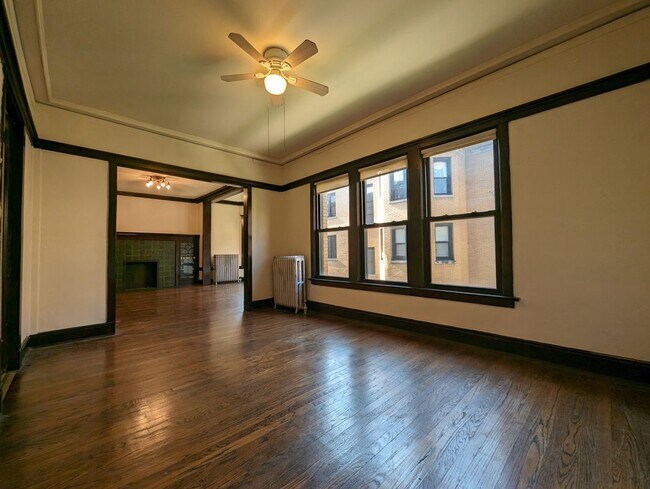 Foto del edificio - 2418 N Sawyer Ave