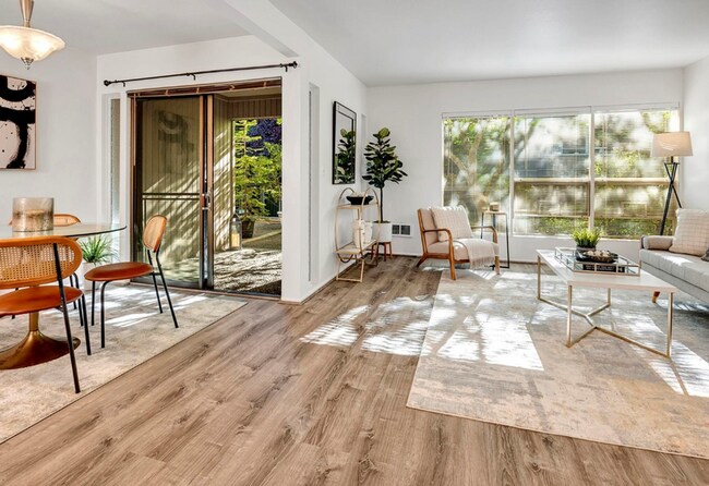 Foto del edificio - Downtown Bellevue 2 Bedroom 1.5 Bath 2 story Condo