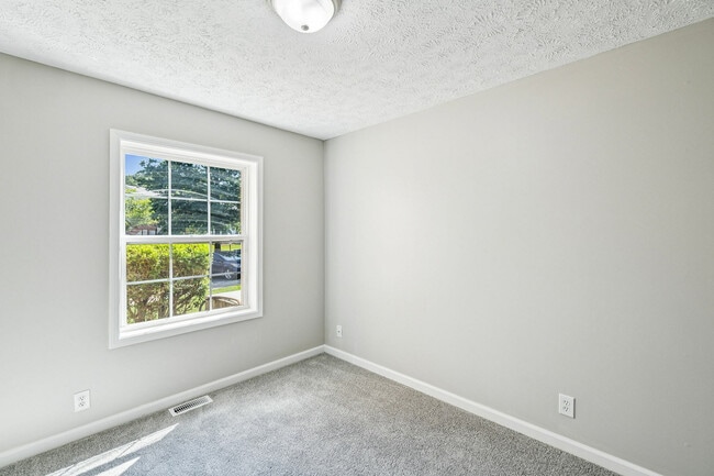 Large windows - Doe Ridge Apartments