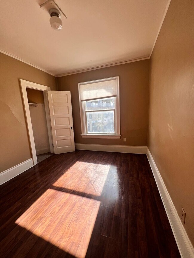 Foto del edificio - 2407-2409 N. Farwell Ave.