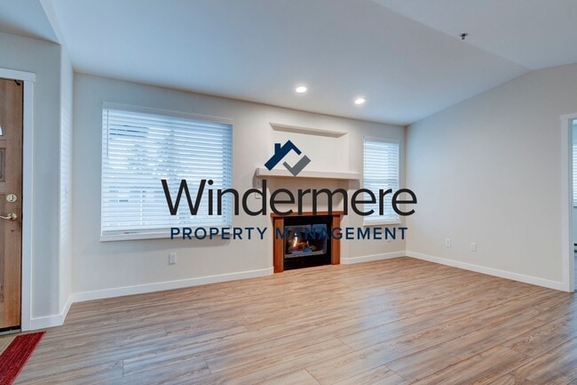 Building Photo - 300 N Oak Harbor St