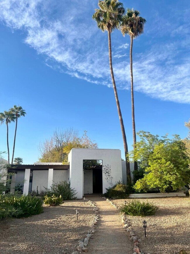 Foto del edificio - Contemporary 4-bedroom, 3-bath remodeled h...