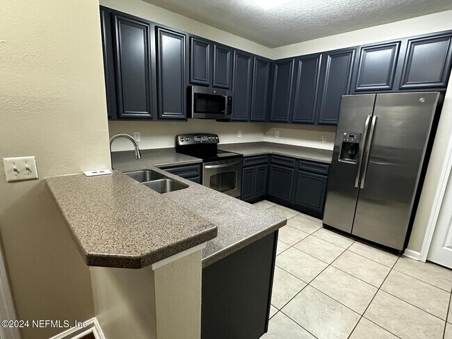 Foto del edificio - 8215 Green Parrot Rd