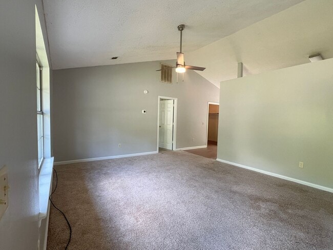 Foto del edificio - AVAILABLE NOVEMBER [SMALL PETS ONLY]