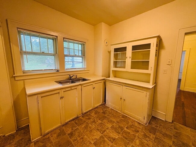 Photo - 901 S Main St Apartment