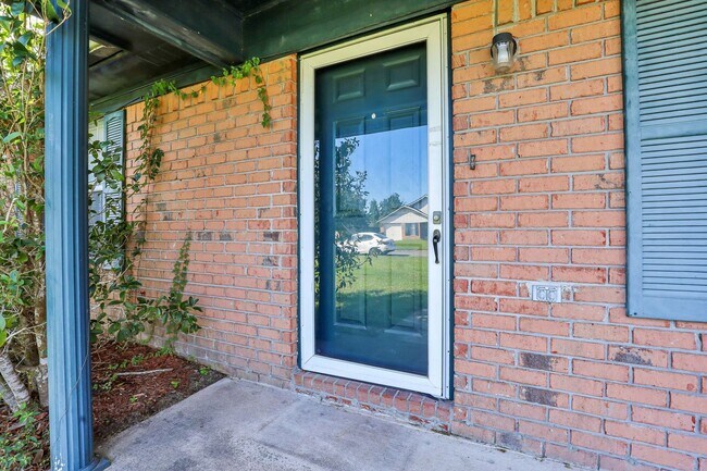 Building Photo - MOVE IN READY (DOG FRIENDLY)