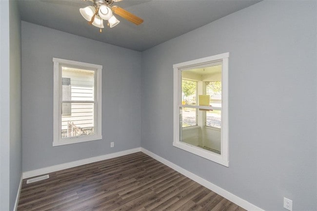 Building Photo - 916 6th St SW