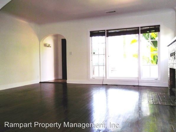 Building Photo - 1208-1210 Poinsettia Dr