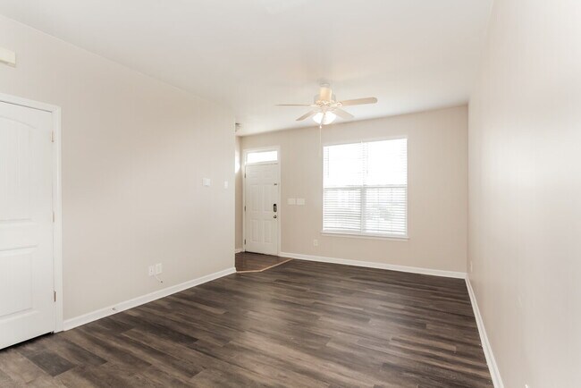 Foto del edificio - 3019 Nevin Pl Dr