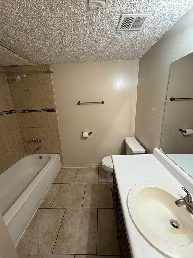 Building Photo - 7901 Parkwood Dr