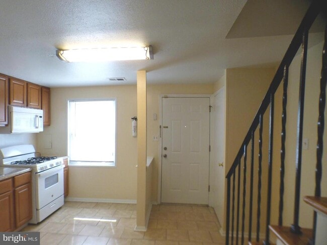 Building Photo - 1769 Village Green Dr