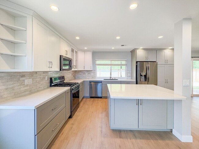 Building Photo - Beautifully updated 4-bed, 3-bath, two-sto...