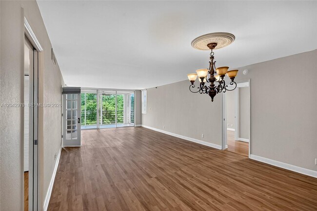 Building Photo - 4015 W Palm Aire Dr