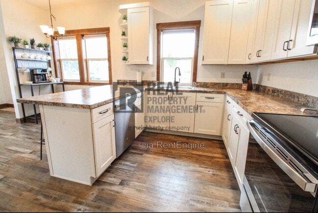 Building Photo - 1029 4th Ave W
