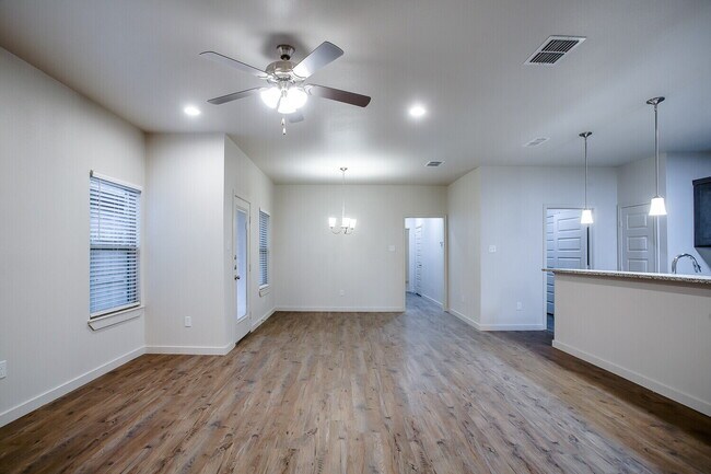 Foto del edificio - Beautiful Townhome Located South of Town Near Cooper Elementary