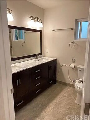 Foto del edificio - 6657 Enfield Ave