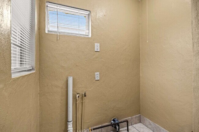 Foto del edificio - Convenient Living! 3 Bedroom Triplex with Driveway Parking