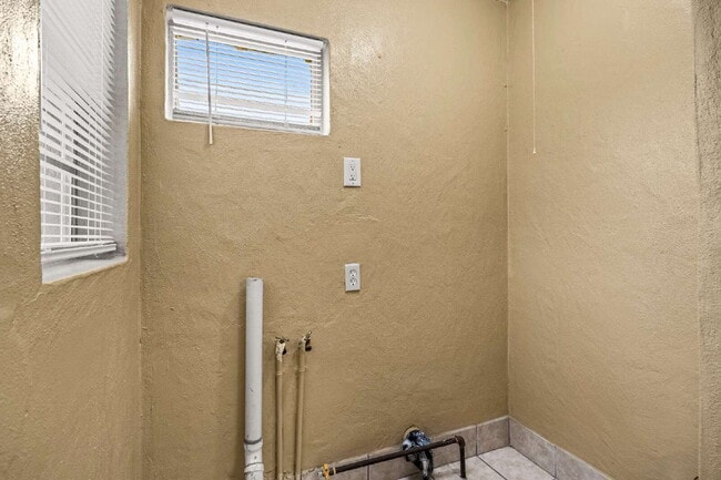 Building Photo - Convenient Living! 3 Bedroom Triplex with Driveway Parking