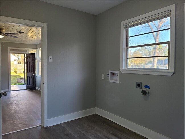 Building Photo - 102 Tanglewood Dr
