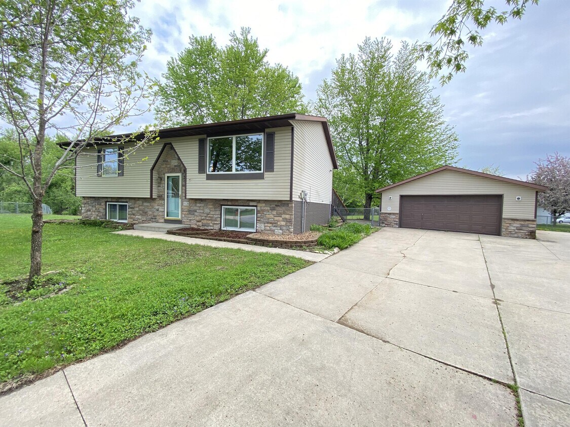 Foto principal - 5126 20th Ave Ln NW