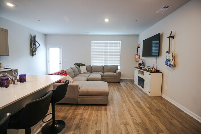 Building Photo - 220 Dale Mires Ln