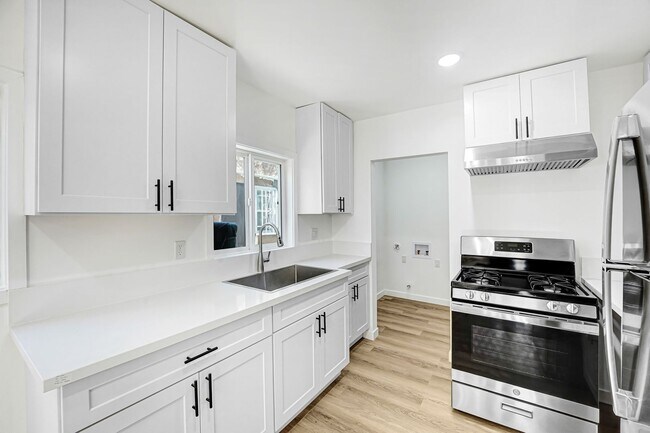 Foto del edificio - Newly Remodeled 1 Bedroom / 1 Bath with IN-UNIT Laundry in the Heart of Hollywood!