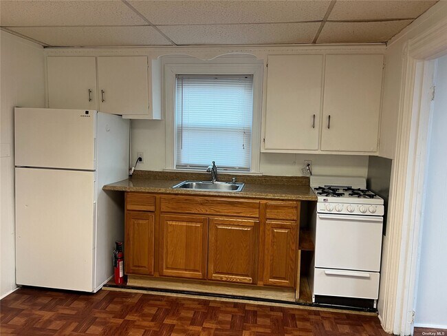 Building Photo - 760 Gardiners Ave