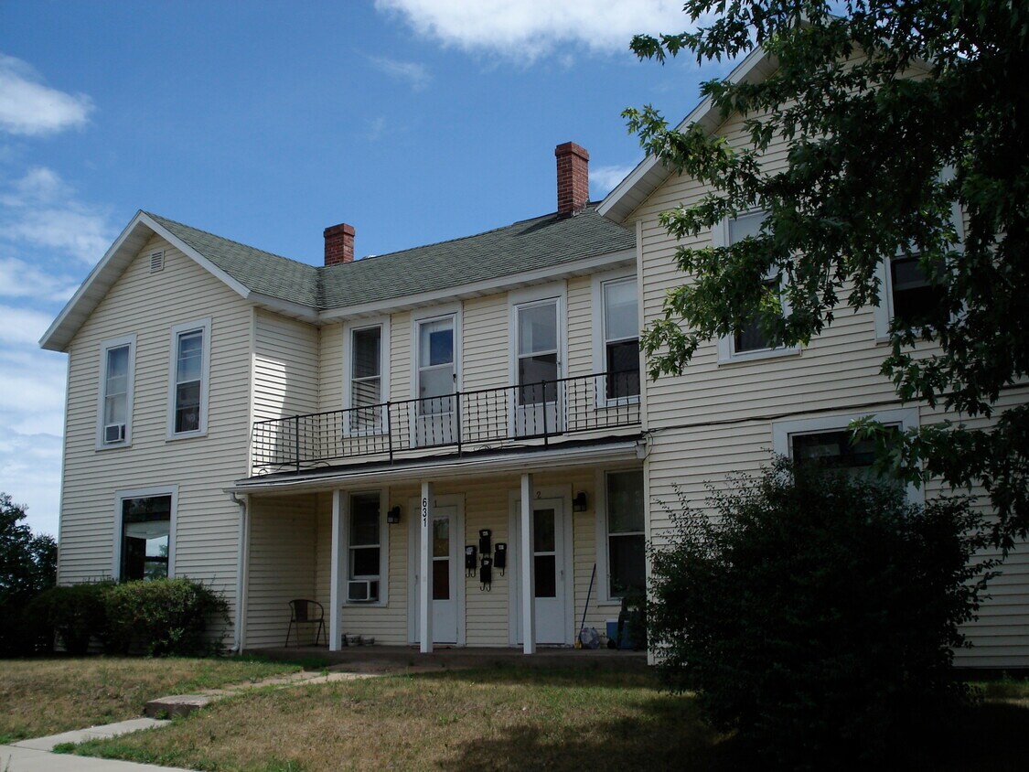631 N Dewey St Unit 1, Eau Claire, WI 54703 Apartments in Eau Claire