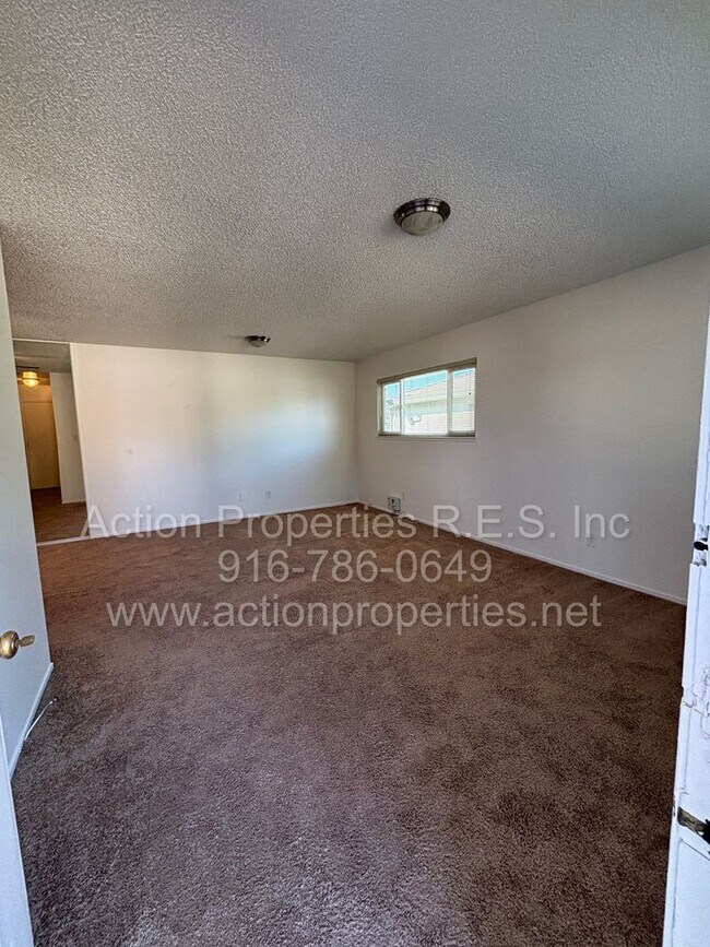Foto del edificio - Central Roseville: 2 Bedroom 1 Bathroom Single Level, Large Living Room Central Heat and Air Upda...