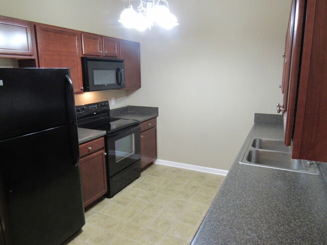 Building Photo - 2 bed, 2 bath, 2 car garage ranch style home in N. Knoxville