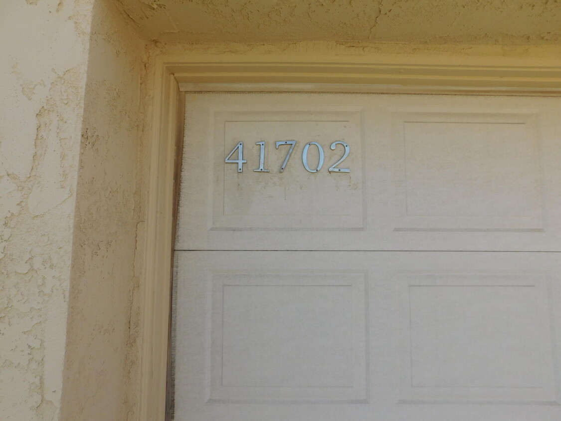 https://images1.apartments.com/i2/9oSQUqxFc-UUGOaczqvYfb1WBoa2XVdLVCjD60gl3NA/111/41702-aventine-ct-palm-desert-ca-building-photo.jpg

