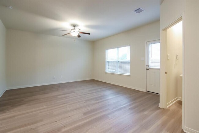 Foto del edificio - 586 Solomon Ln