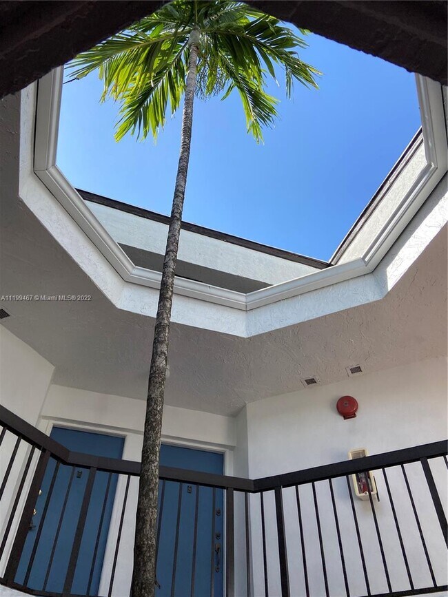 Building Photo - 9409 Fontainebleau Blvd