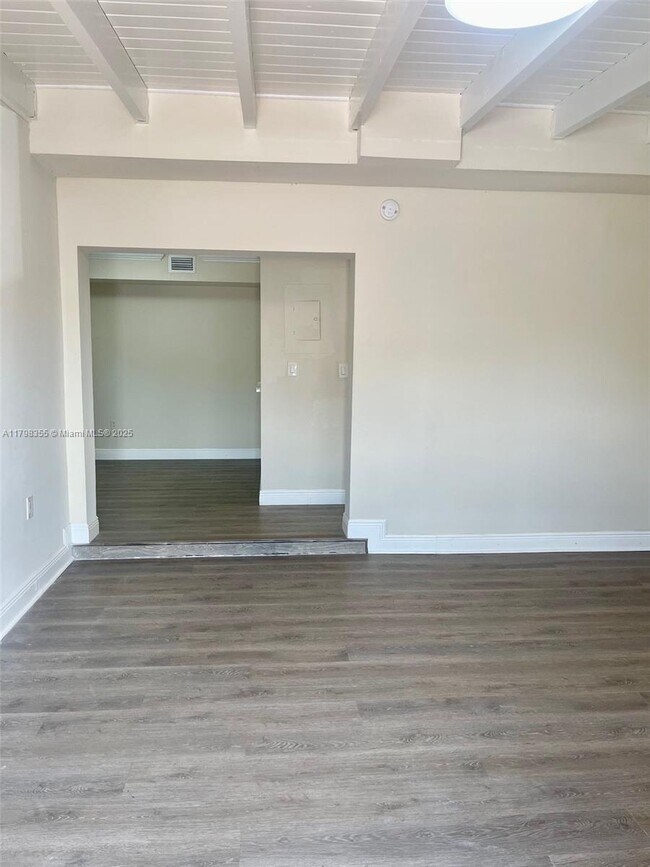 Building Photo - 10000 NW 80th Ct