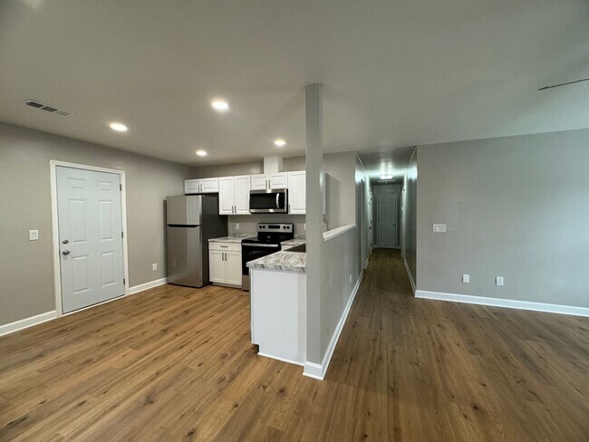 Building Photo - 3BR 2BA Brick Home with Hardwood Floors